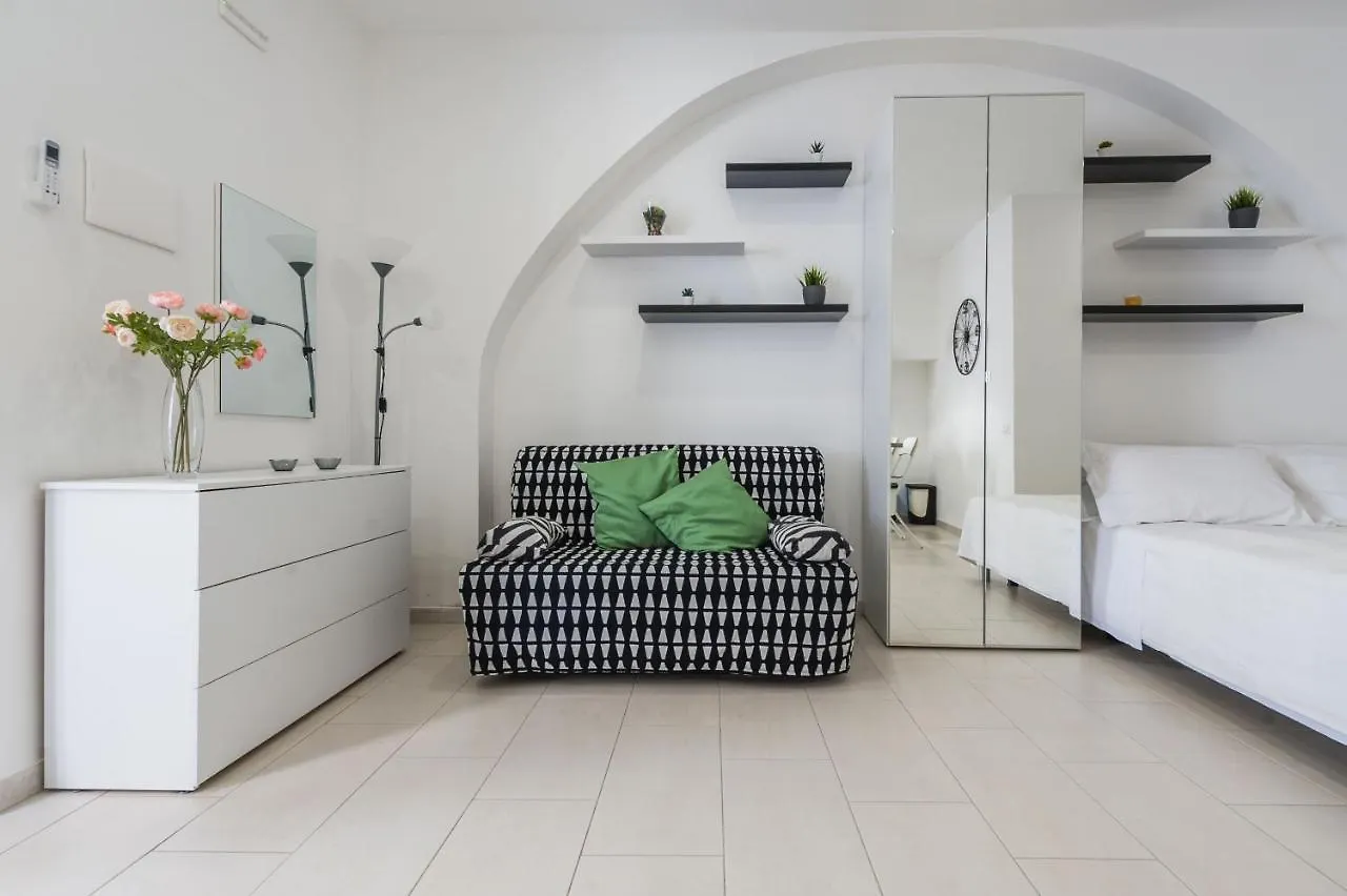 Black And White Apartment By Wonderful Italy Catania