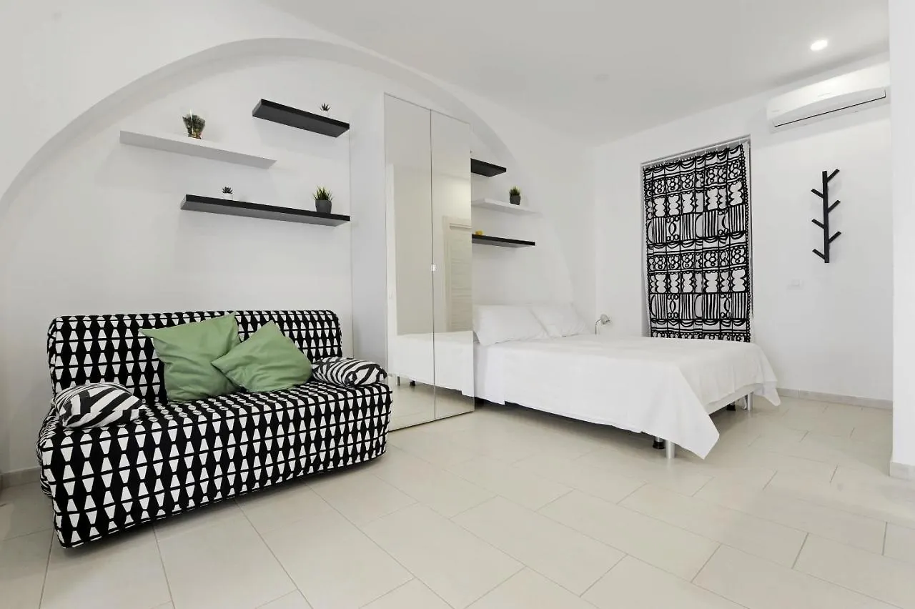 Black And White Apartment By Wonderful Italy Catania