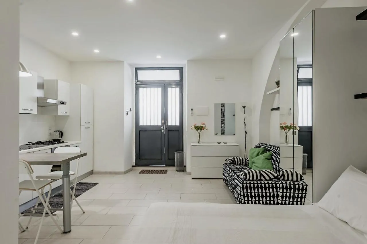 Black And White Apartment By Wonderful Italy Catania